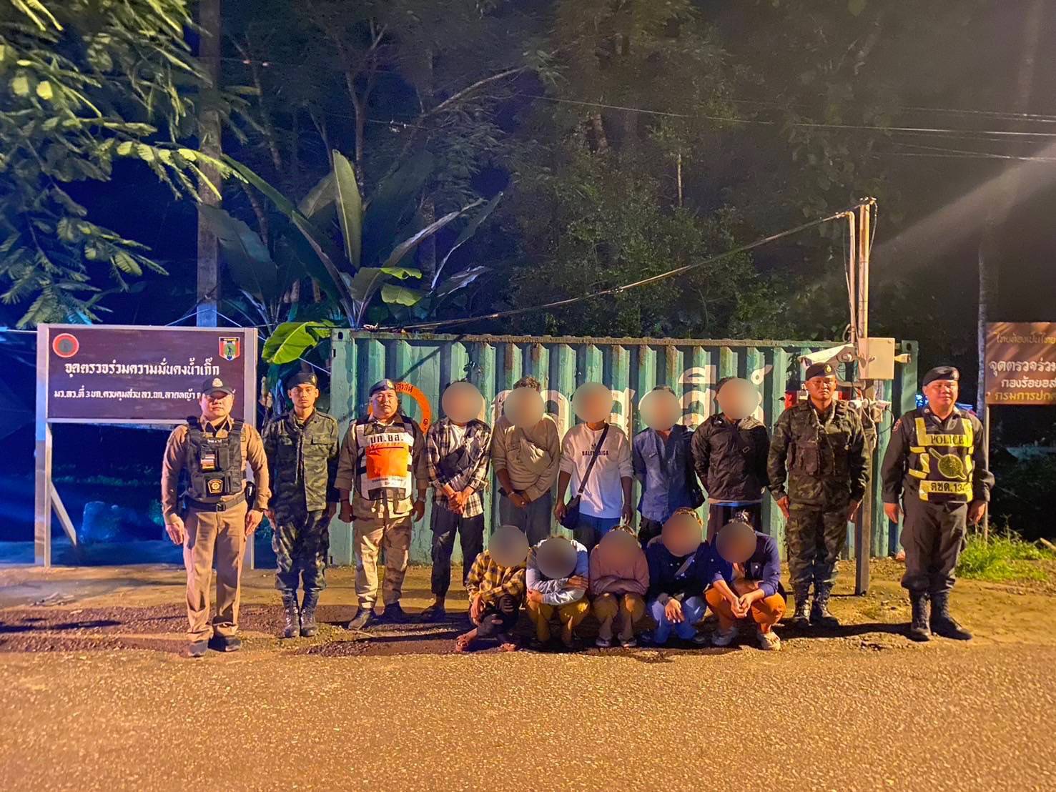 กาญจนบุรี สกัดจับ 11 แรงงานเถื่อนมุ่งหน้าสู่มาเลเซีย 