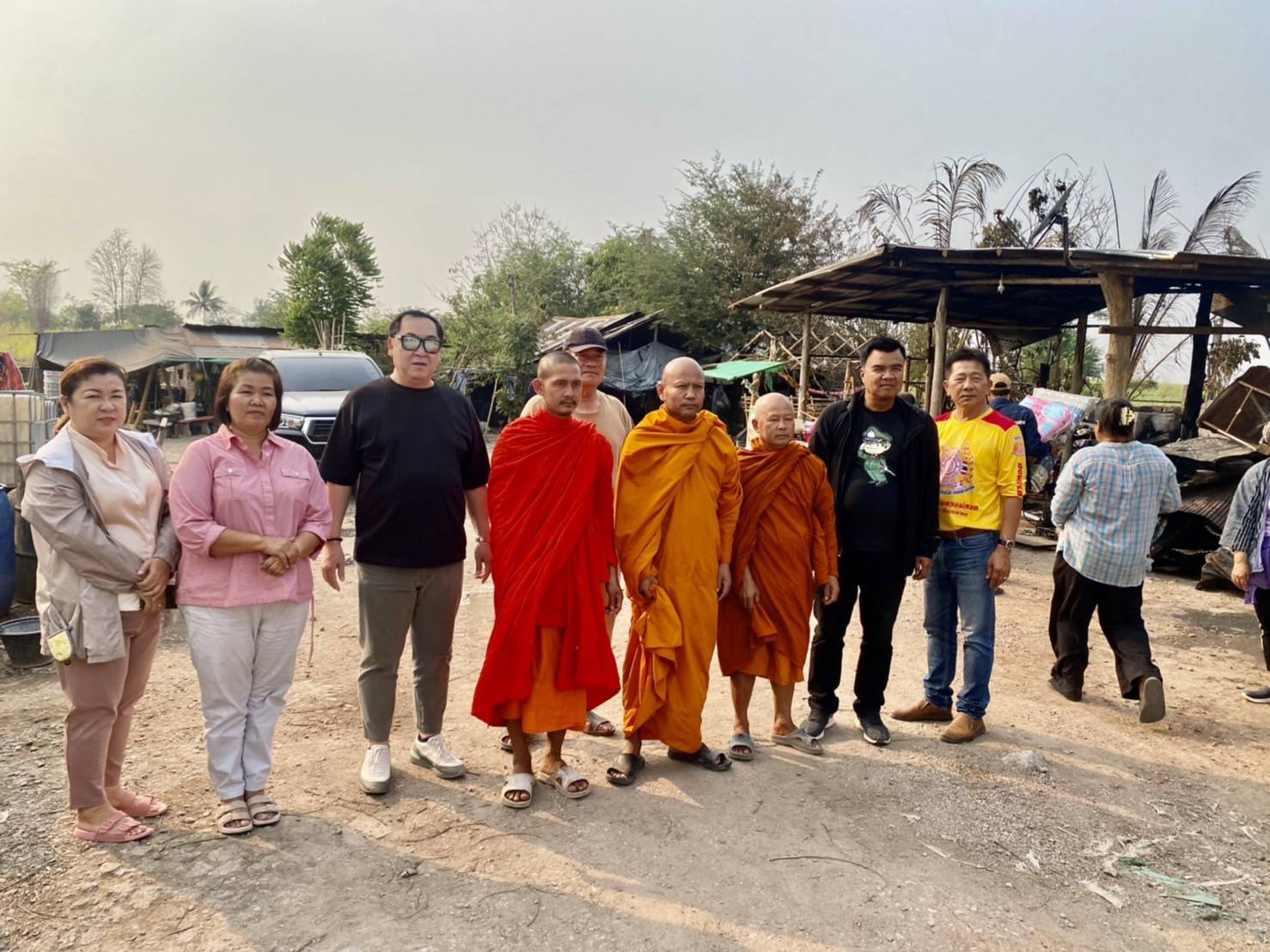 "นายกเคี้ยง" นำทีมรวมน้ำใจ "ผู้ใหญ่หมี แม่สอด-ประธานไหม-พร พุทธชาด" ช่วยเหลือราษฎรไฟไหม้บ้าน 