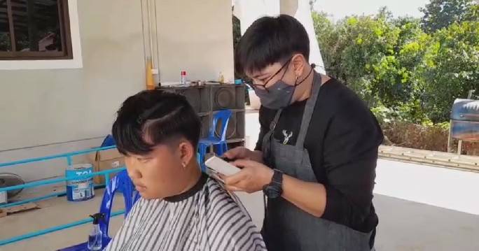 นายก อบต.แม่พูล ผุดไอเดีย ! ตัดผมฟรีนอกเวลาทำงานให้ จนท.เพื่อลดภาระค่าใช้จ่าย หลังเจอพิษโควิด