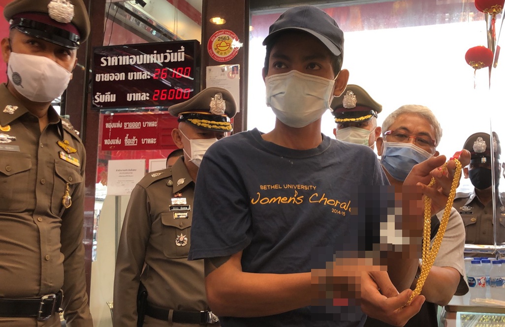 ผู้การปากน้ำคุมตัวสองผู้ต้องหาวิ่งราวทรัพย์ร้านทองย่านสำโรงเหนือ 