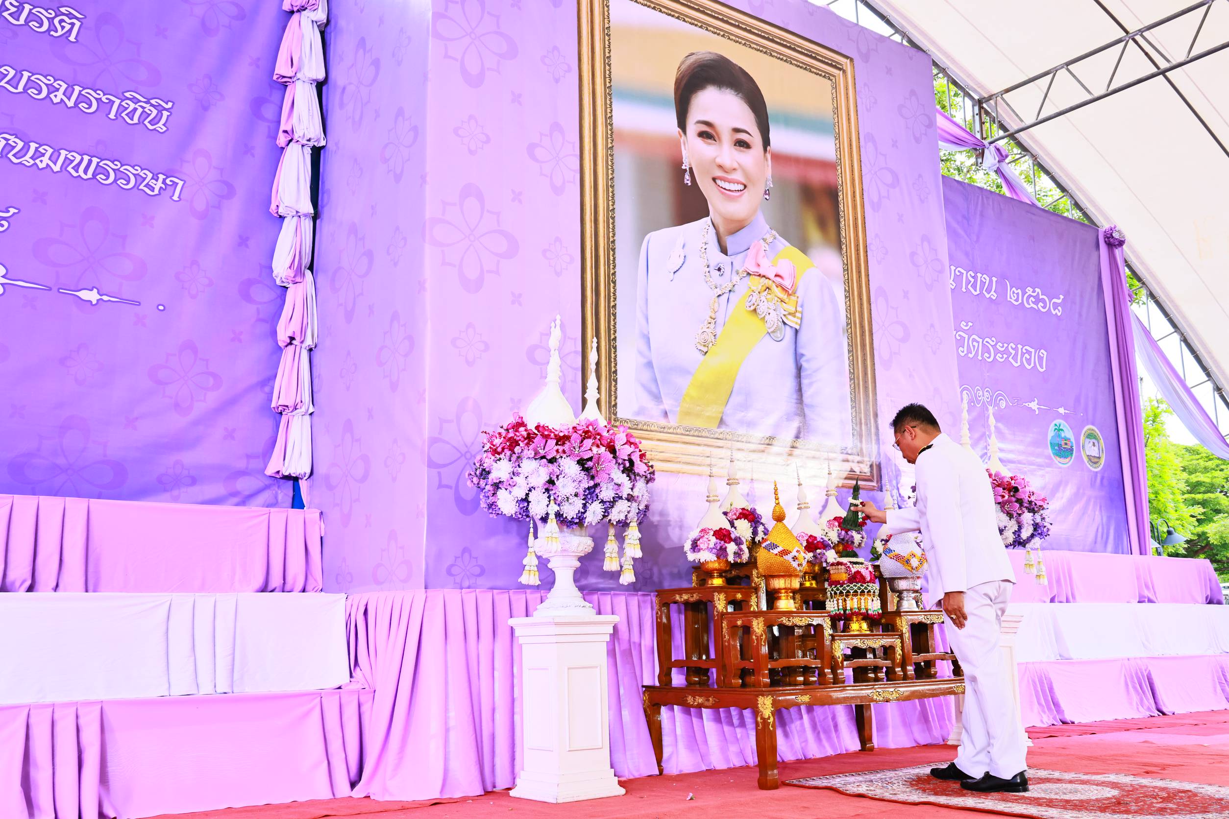 ผู้ว่าฯ ระยอง นำข้าราชการ และประชาชนตักบาตรข้าวสารอาหารแห้งพระภิกษุสงฆ์ ถวายเป็นพระราช