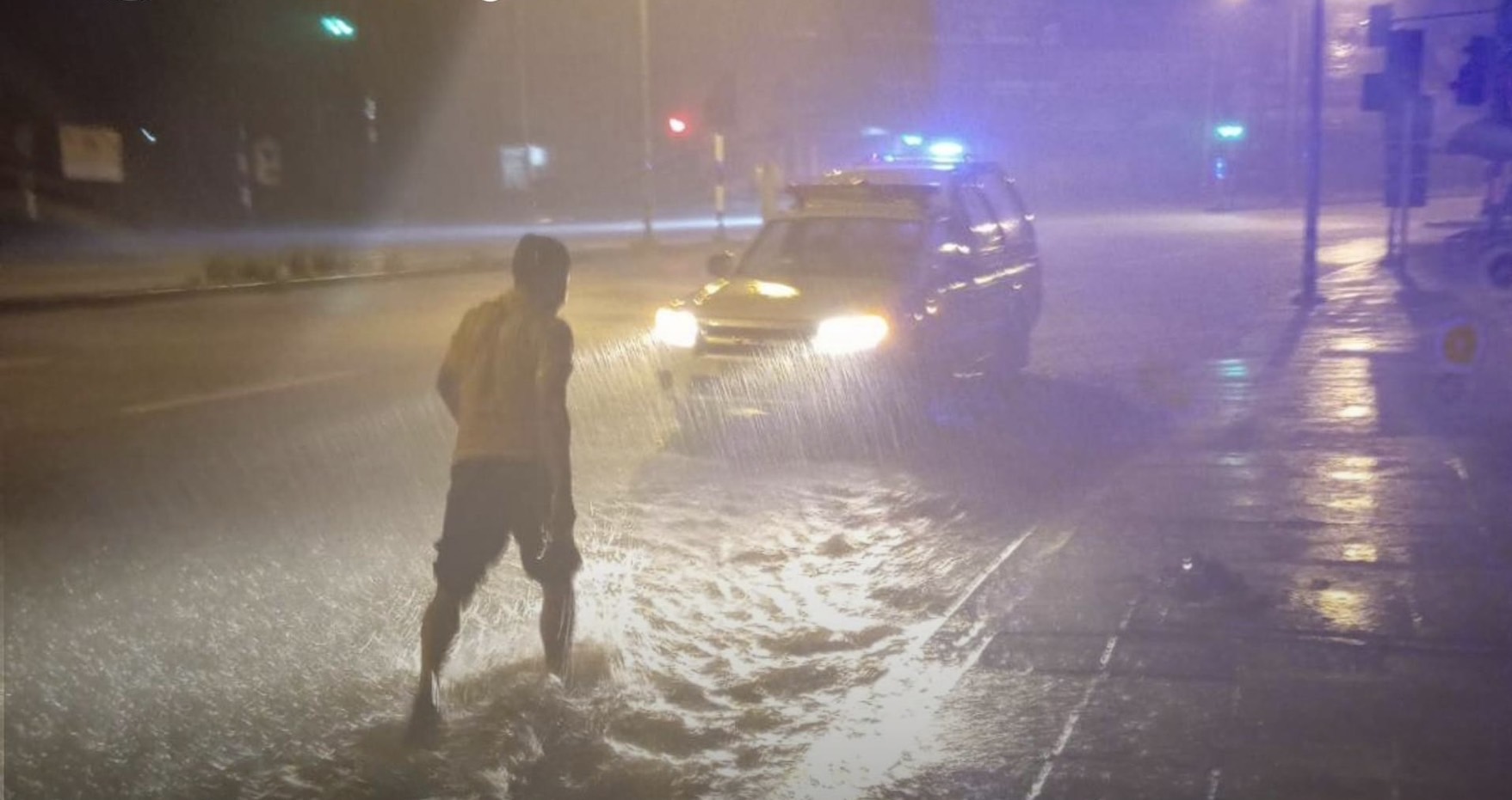 ตราด ฝนตกหนักที่ อ.คลองใหญ่ ต้องปิดถนนสุขุมวิทหลายช่วง ไฟฟ้าดับนาน