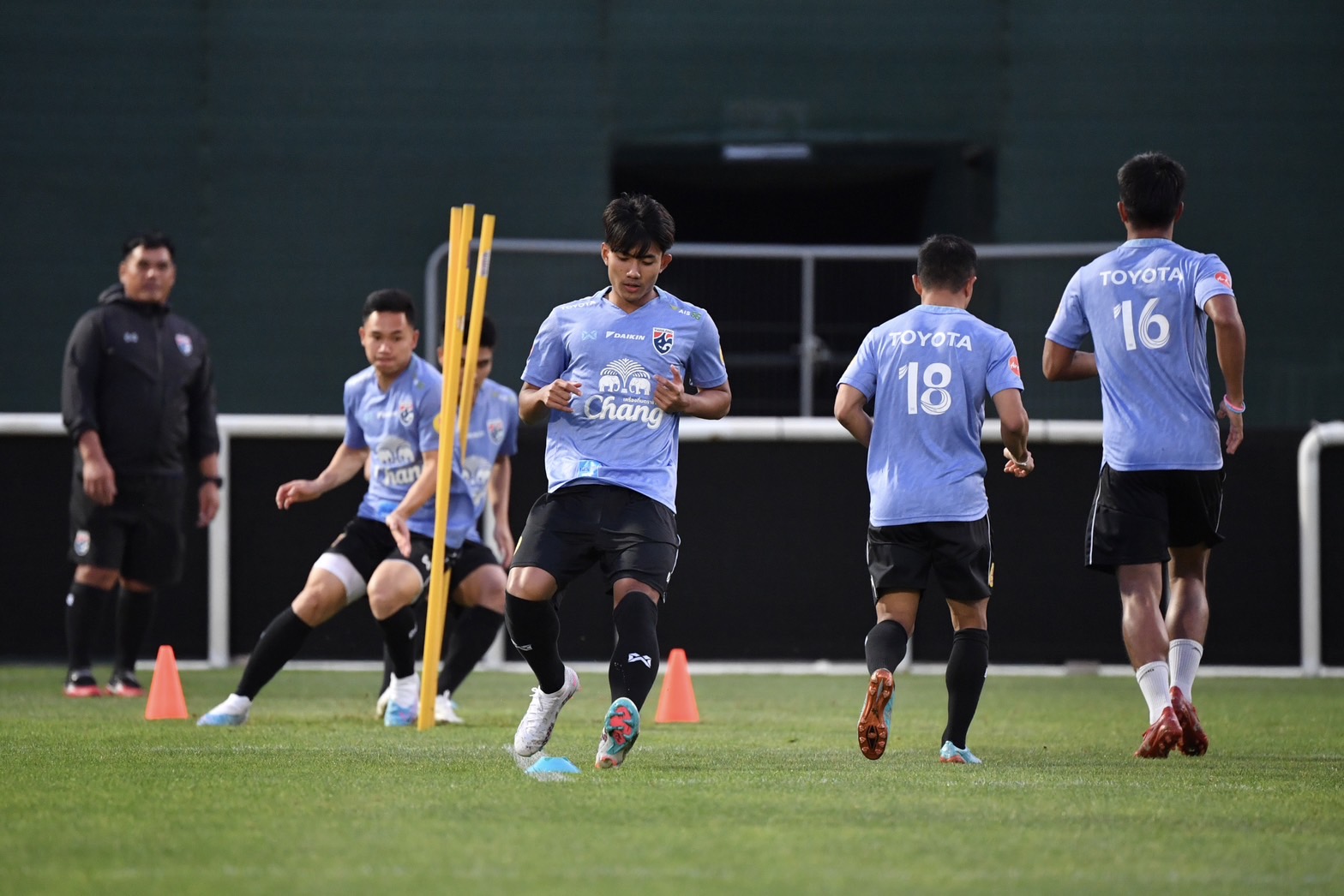 "ช้างศึกทีมชาติไทย" ซ้อมทันที หลังถึงยูเออี "กฤษดา" เผยพร้อมเล่นกับทุกสภาพอากาศ
