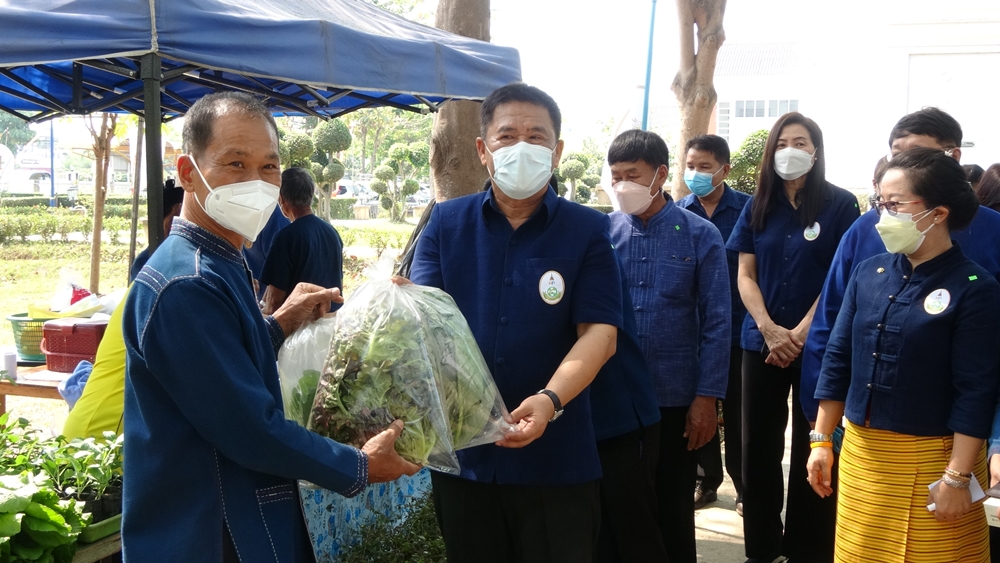 พ่อเมืองแพร่ เปิดคลินิกเกษตรเคลื่อนที่ฯ บริการให้ความรู้ด้านการเกษตร