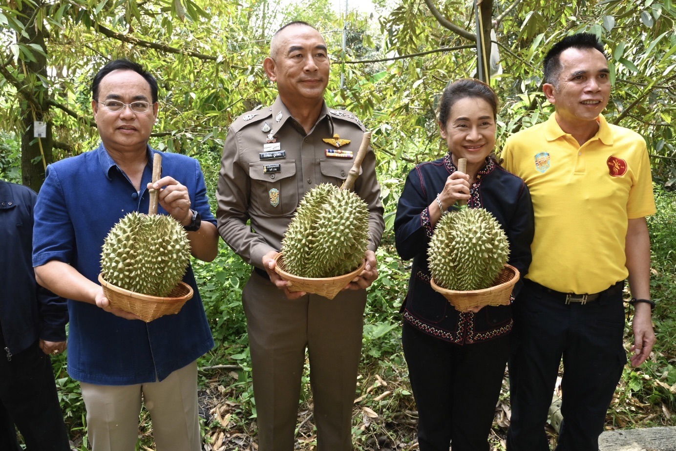 ครูโอ๊ะ ลุย ตัดทุเรียนเมืองนนท์ ส่งเสริมอนุรักษ์พันธ์ทุเรียนเพื่อเกษตรกร