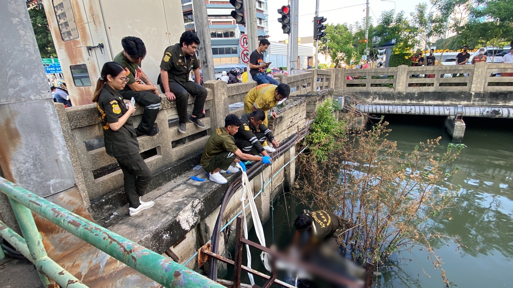 ผงะ!!! พบร่างหญิงลอยน้ำ มีร่องรอยบริเวณคอซ้ำ คลองเดียวกันกับศพชาย เมื่อ 3 วันก่อน