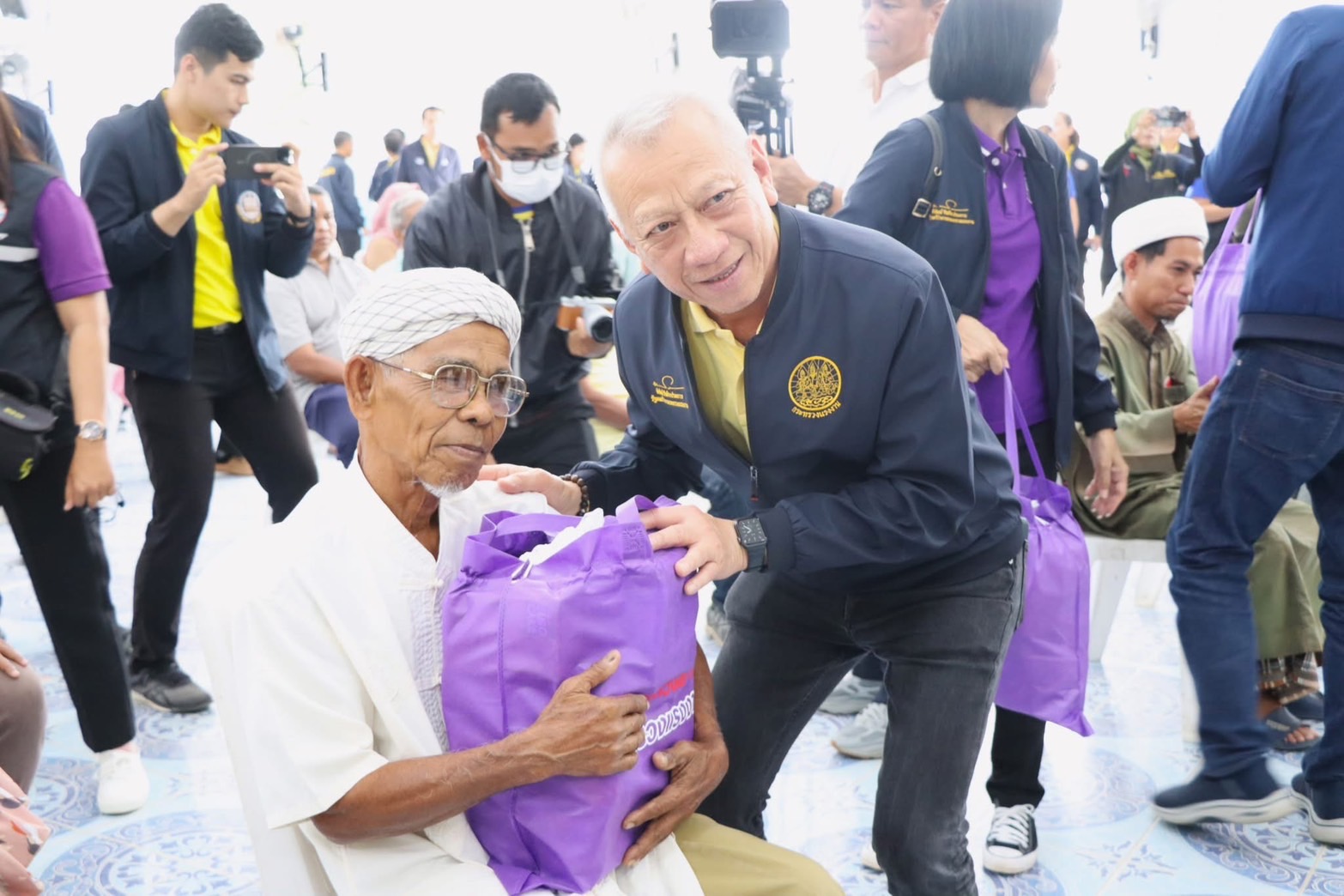 'พิพัฒน์'เร่งฟื้นฟูสตูลหลังน้ำลดเปิดศูนย์ซ่อมบริการฟรีสอนอาชีพเสริมพร้อมปักหลักมอบถุงยังชีพ 5 อำเภอ 