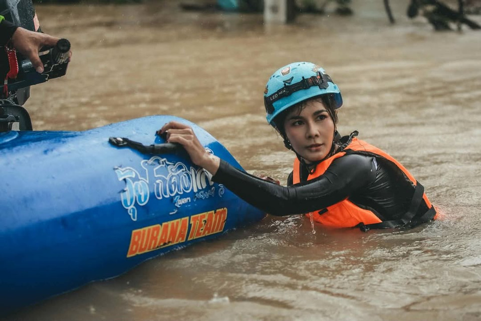 "แนท เกศริน" เผยสถานการณ์น้ำท่วมหาดใหญ่สุดโหด! “ไม่มีคำว่าเบา” คนยังรอความช่วยเหลือ ฝนตกหนัก–น้ำลึก–กระแสน้ำแรง