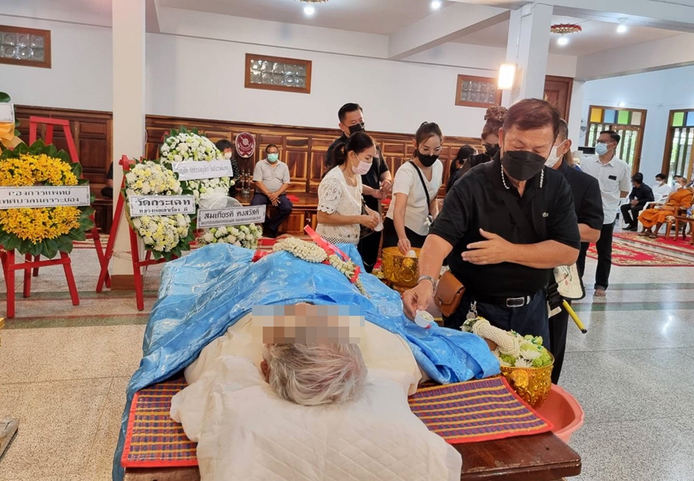 แฟนรายการทั่วสารทิศ ร่วมพิธีศพ "อาจารย์ยอด" นักเล่านิทานบาปบุญคุณโทษ แน่นวัด