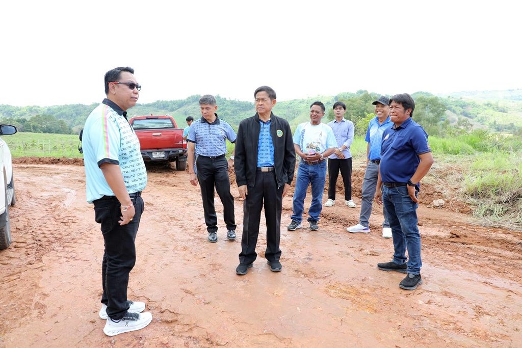 อบจ.เพชรบูรณ์ ตรวจเยี่ยมการเกรดบดอัดถนน ณ บ้านนา