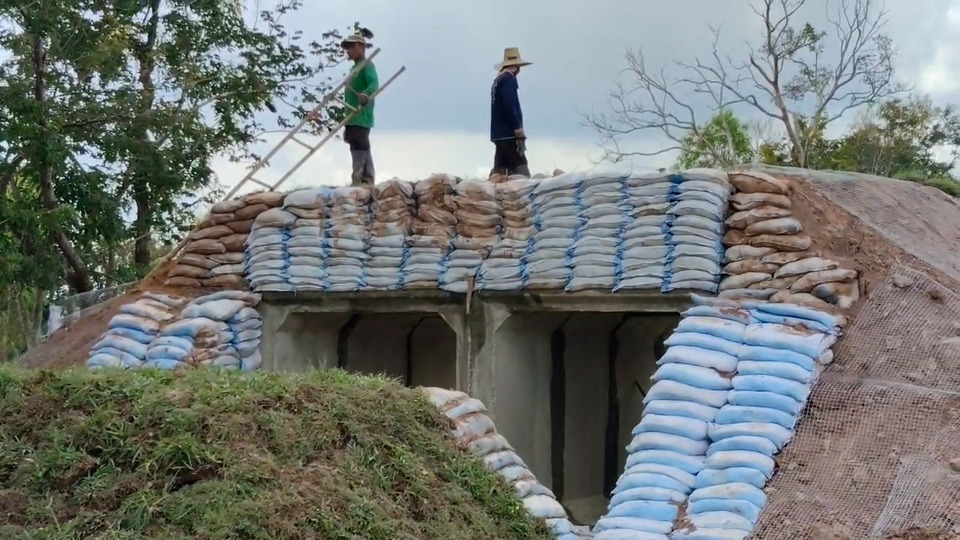 ชาวบ้านสุรินทร์เร่งสร้าง "บังเกอร์" ให้เด็กนักเรียน หวั่นสงครามรอบสองหลังนายกฯ สั่งยุติข้อตกลง 
