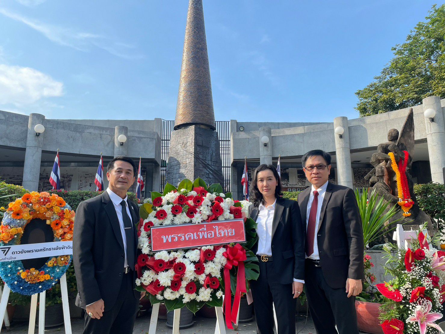 "เพื่อไทย" ร่วมรำลึก 14 ตุลา "ชลน่าน" ชี้ผ่านมา 49 ปี วีรชนส่งมอบแนวคิดปชต.ฝังแน่นถึงคนรุ่นนี้ 