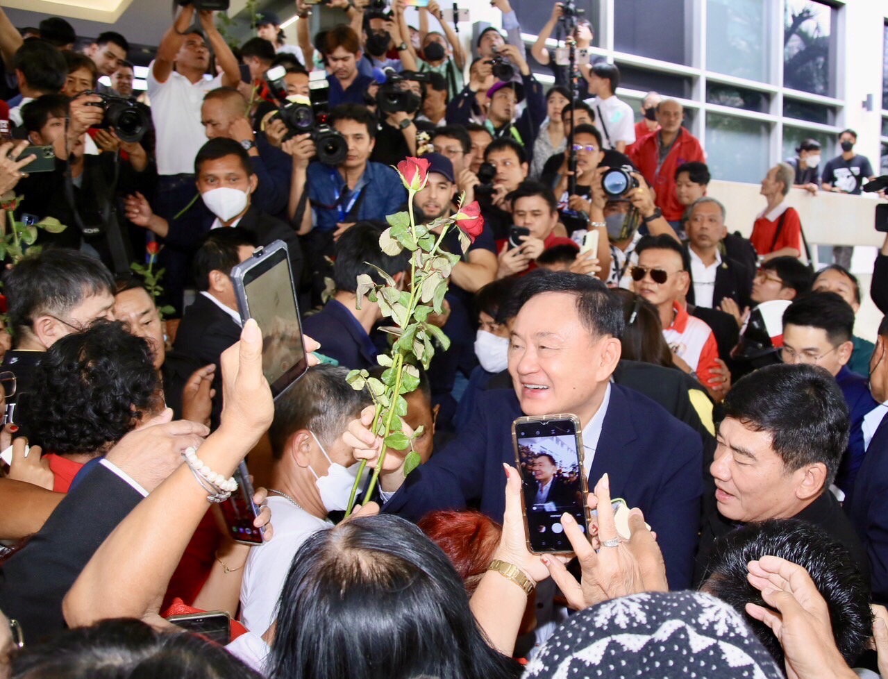"ทักษิณ" อดีตนายกรัฐมนตรี เดินทางเข้าที่ทำการพรรคเพื่อไทยครั้งแรก โดยมีแฟนคลับแห่ต้อนรับ