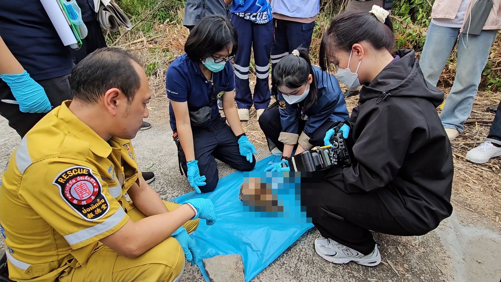 เจ้าหน้าที่นิติเวชตรวจสอบชิ้นส่วนกะโหลกศีรษะและชิ้นส่วนสะบักซ้ายคาดถูกยิงด้านหลังเสียชีวิตก่อนนำศพไปแยกชิ้นส่วน