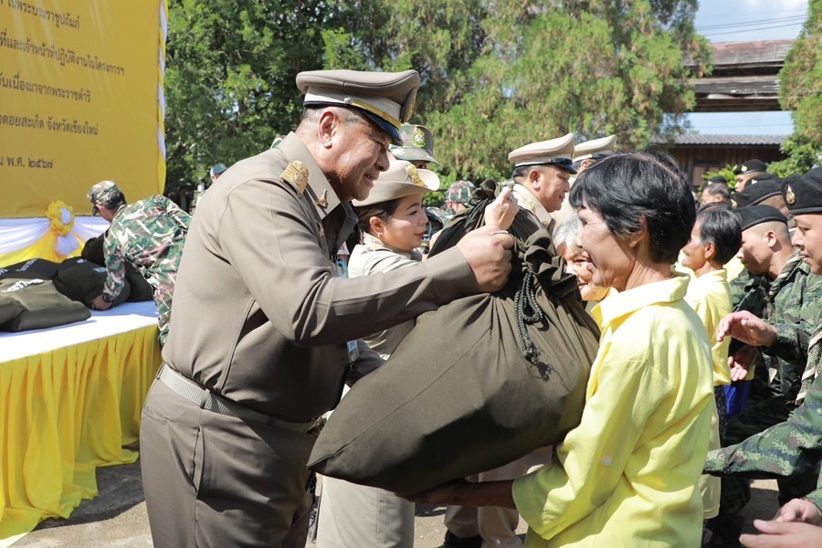 องคมนตรีเชิญถุงพระราชทานไปมอบแก่ราษฎรและเจ้าหน้าที่ผู้ปฏิบัติงานในพื้นที่จ.เชียงใหม่