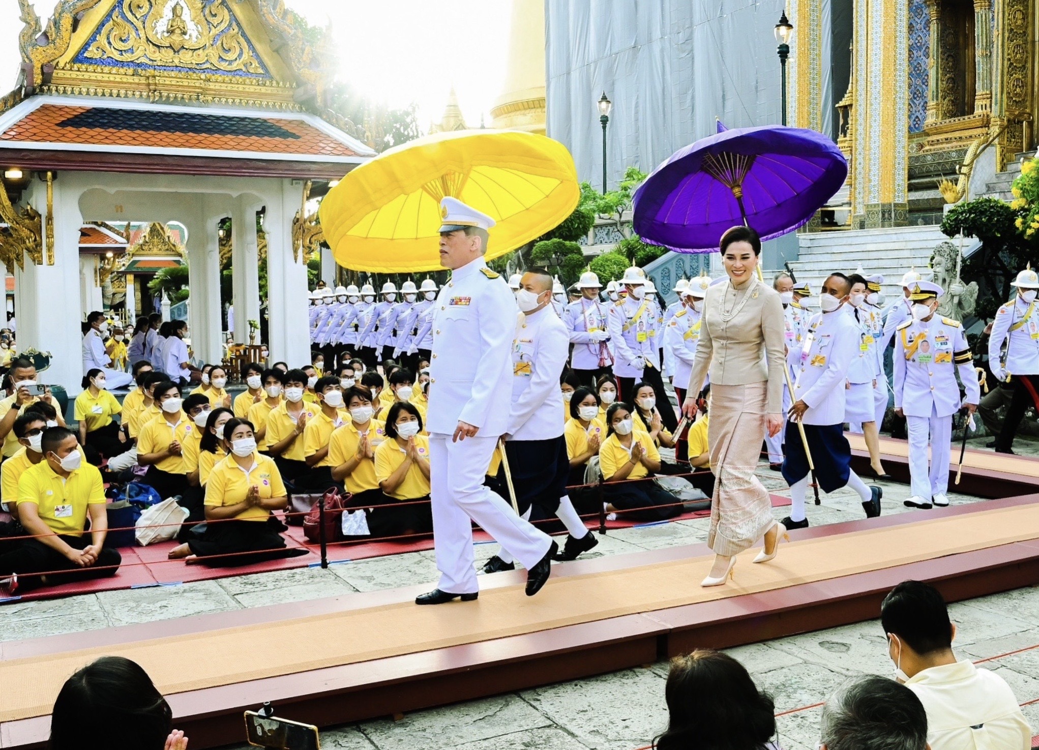 ในหลวง-พระราชินีเสด็จทรงบำเพ็ญพระราชกุศลเนื่องในวันอาสาฬหบูชา ณ วัดพระศรีรัตนศาสดาราม