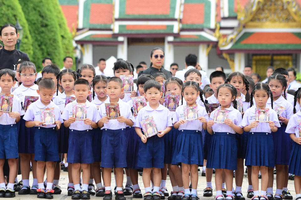 คณะเด็กนักเรียนตัวน้อย ร่วมถวายถวายความอาลัย ถวายสักการะพระบรมศพ "พระพันปีหลวง"