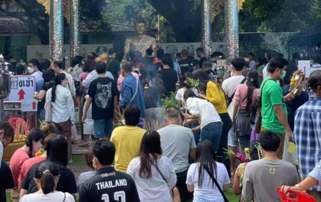 ประชาชนแห่ไหว้พระ ขอพรองค์หลวงพ่อปลดหนี้ ไหว้พระมหาเจดีย์แน่นวัด 