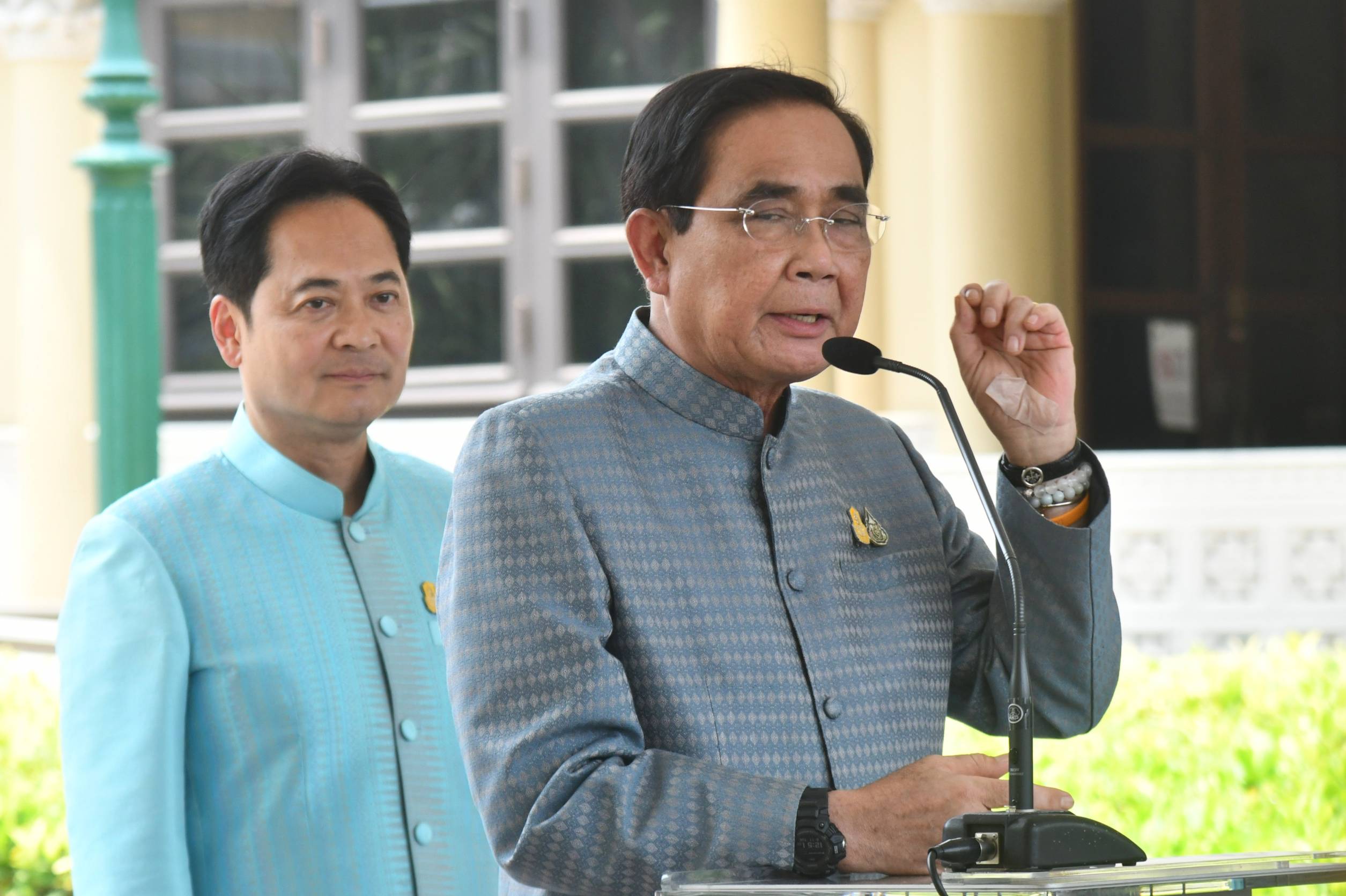 "นายกฯ" เผย "ธปท.-ก.คลัง" ห่วงเสถียรภาพการเงินการคลัง  เตือนออกนโยบายหวือหวาจะไม่คุ้มเสีย เหตุงบมีจำกัด แนะปชช.ช่วยกันคิด