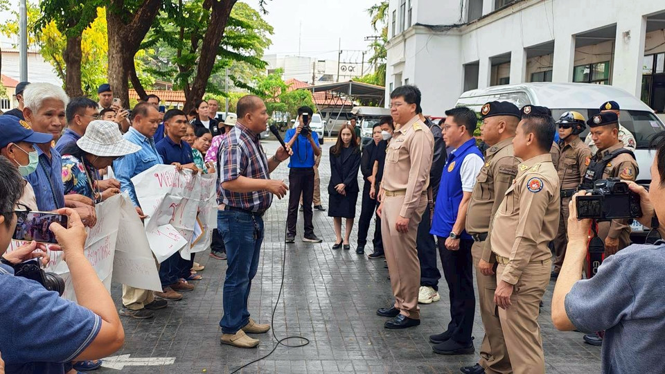 ชาวนาอุตรดิตถ์บุกศาลากลาง ยื่น 4 ข้อถึงรัฐ จี้แก้ราคาข้าวตกต่ำ-ต้นทุนพุ่ง