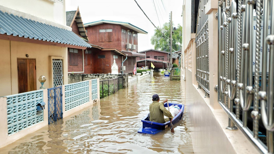 ชาวบ้านเชียงรากใหญ่สุดช้ำ! น้ำเจ้าพระยาท่วมบ้านรอบ 2 สูงกว่า 1.5 ม. แช่น้ำมา 3 เดือนยังไม่ลด