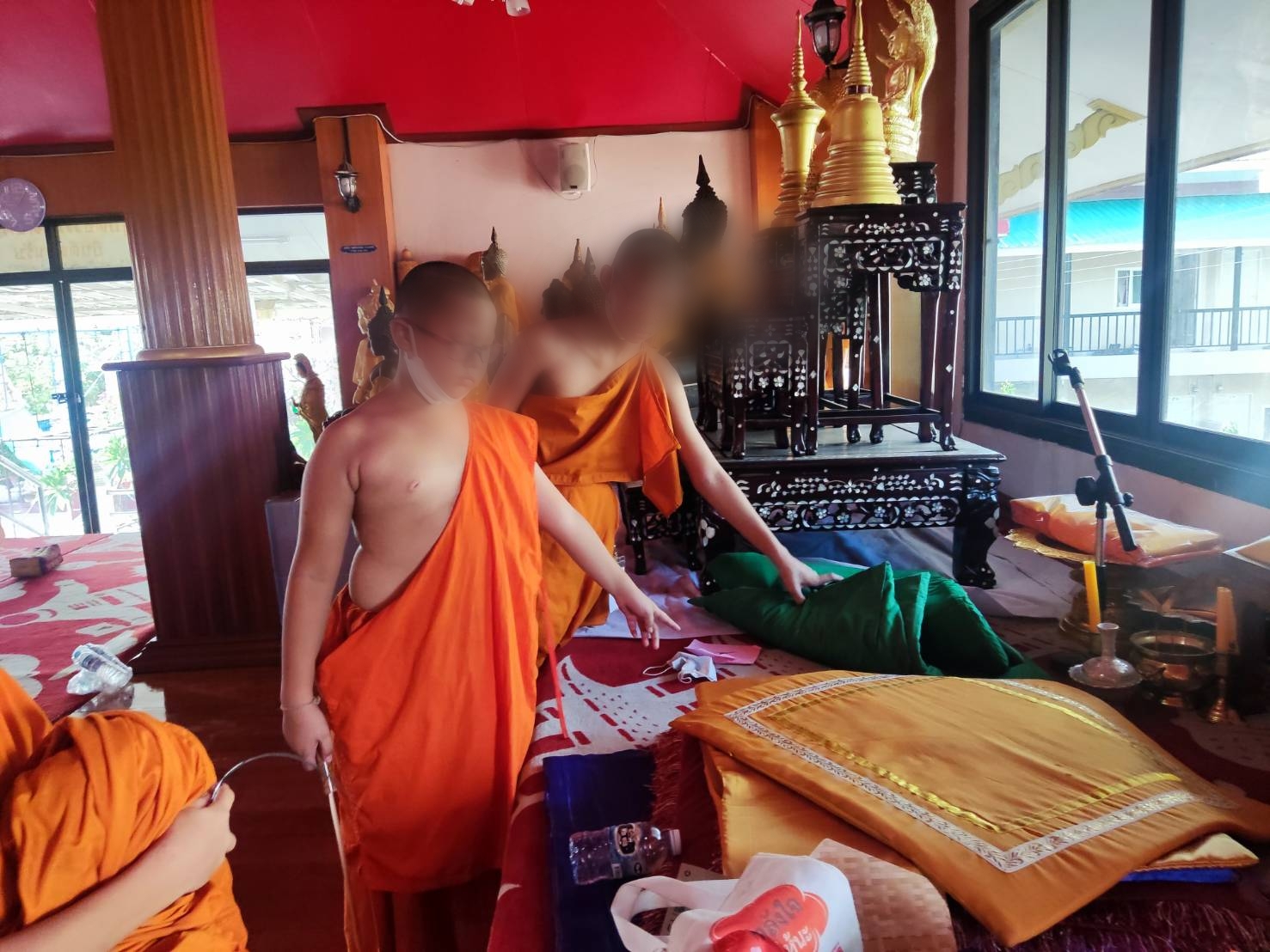 โจรใจบาป ย่องเบาฉกมือถือ 6 เครื่องพร้อมปัจจัยของสามเณร ขณะที่นอนเรียงกว่า 30 รูป