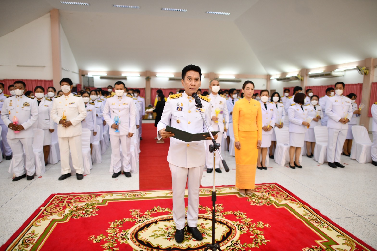นอก.ปลวกแดง นำข้าราชการ และประชาชนทุกหมู่เหล่า จุดเทียนถวายพระพรชัยมงคล