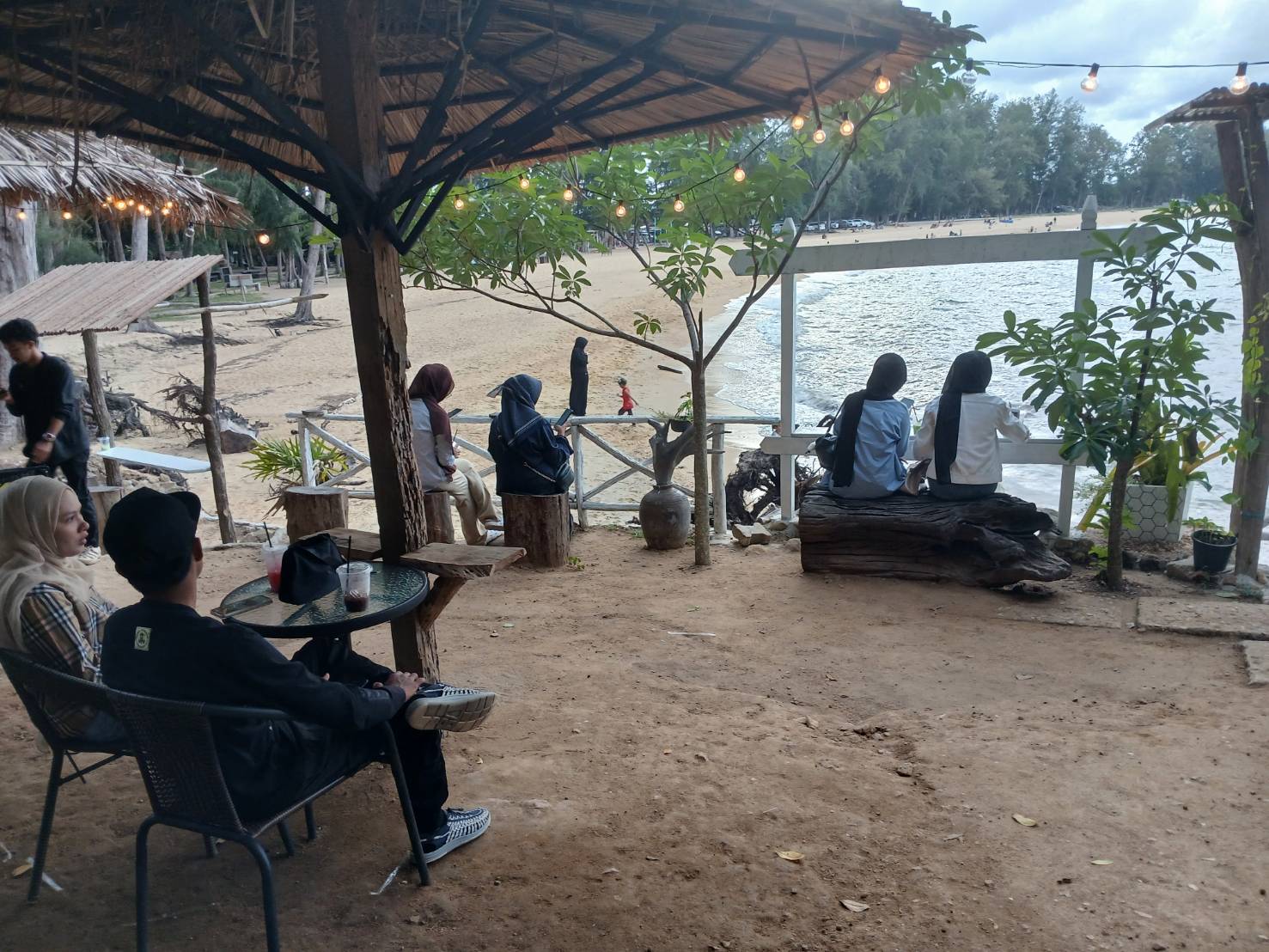 นราธิวาสคาเฟ่ใหม่ นั่งชิวจิบกาแฟริมเลกับภูเขาที่ภูเขา&ทะเล Café หาดอ่าวมะนาว