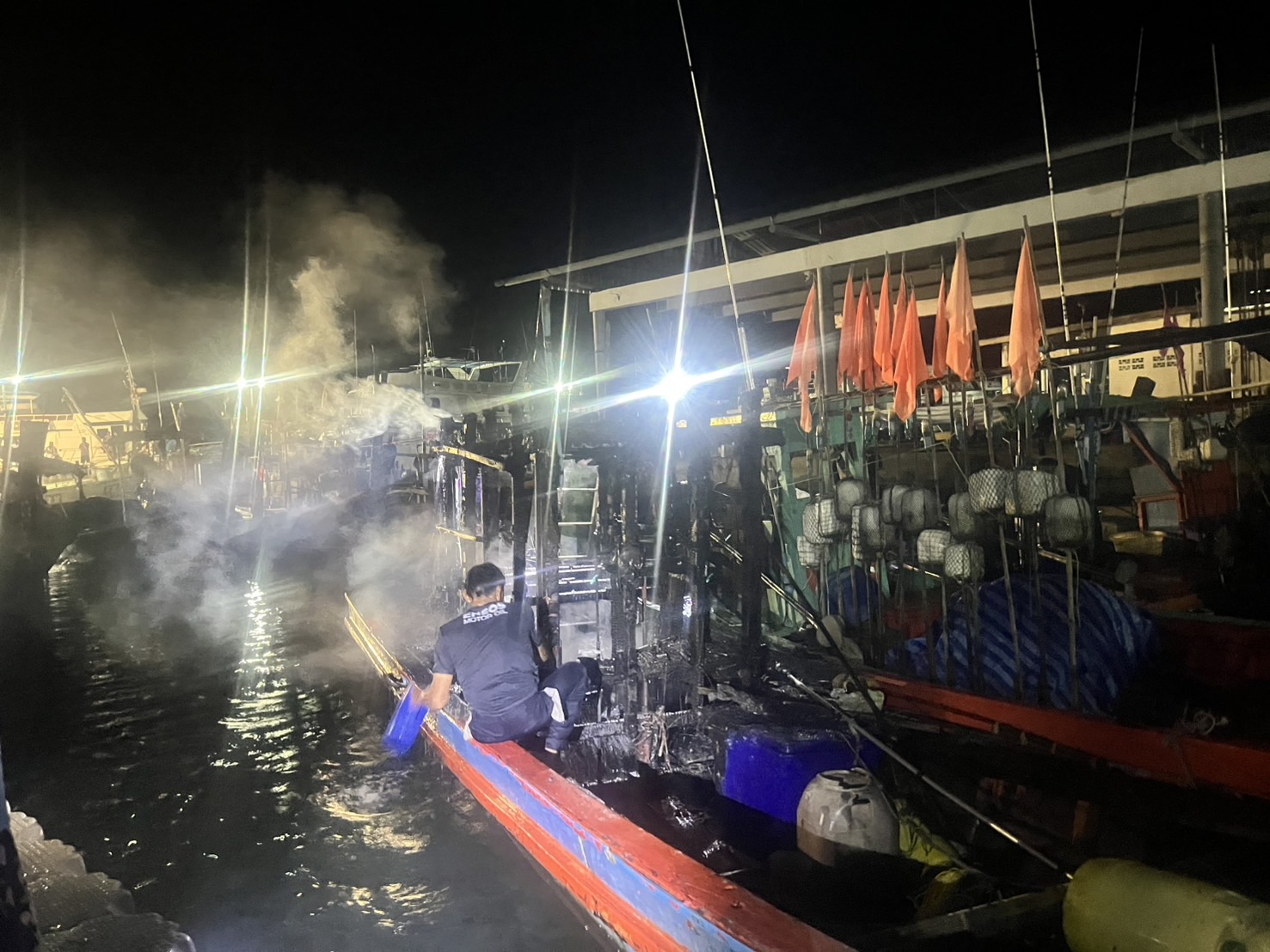 พังงา เกิดเหตุไฟไหม้เรือประมงพื้นบ้านขณะจอดหลบคลื่นลมท่าเรือบ้านทับละมุ เสียหาย 3 ลำ 