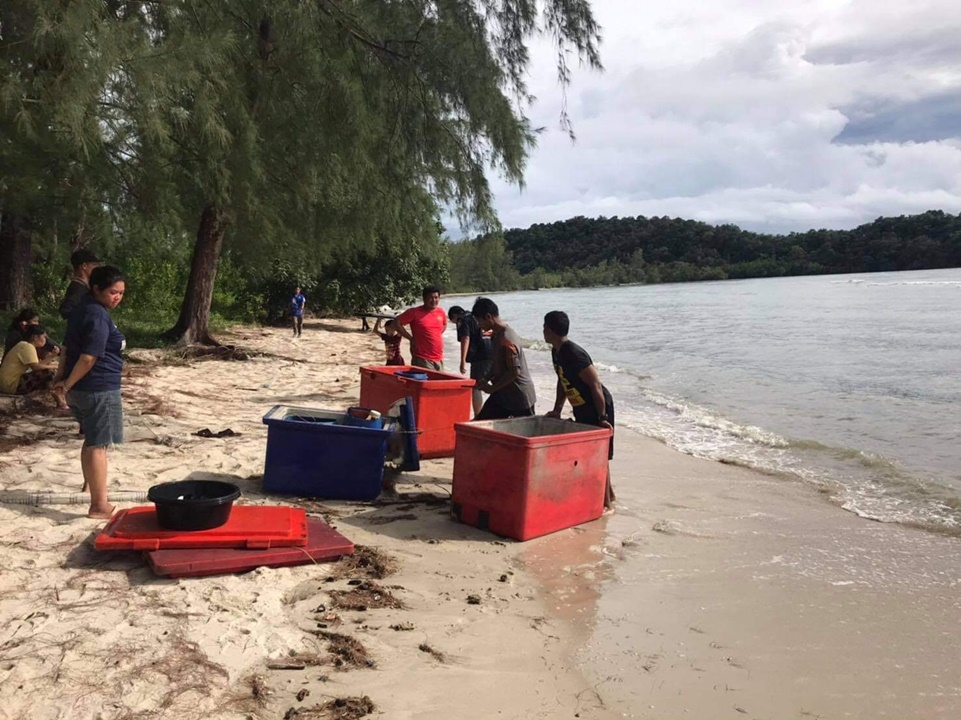 กู้ภัยตราดรับแจ้งเรือประมงล่มหลังเจอพายุ  ระดมกำลังชาวบ้าน-อาสาช่วยเหลือ