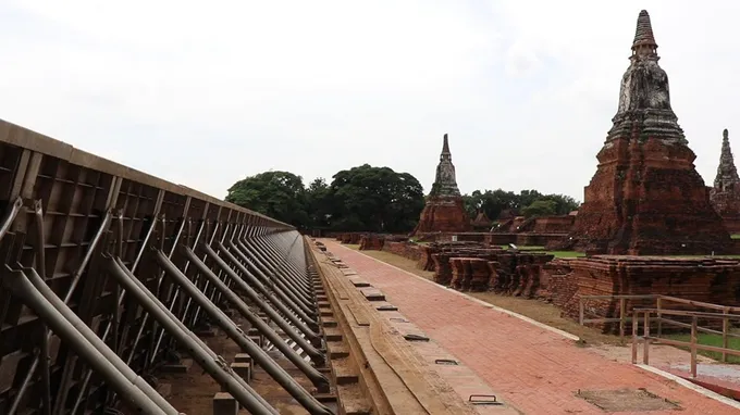ระดมติดตั้งแผงป้องกันน้ำท่วมโบราณสถานอยุธยา