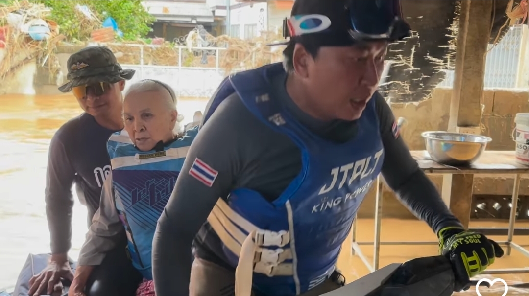 ชาวเน็ตแชร์ขอบคุณและชื่นชม"เปิ้ล นาคร"นำเจ็ตสกีช่วยยายตาบอด