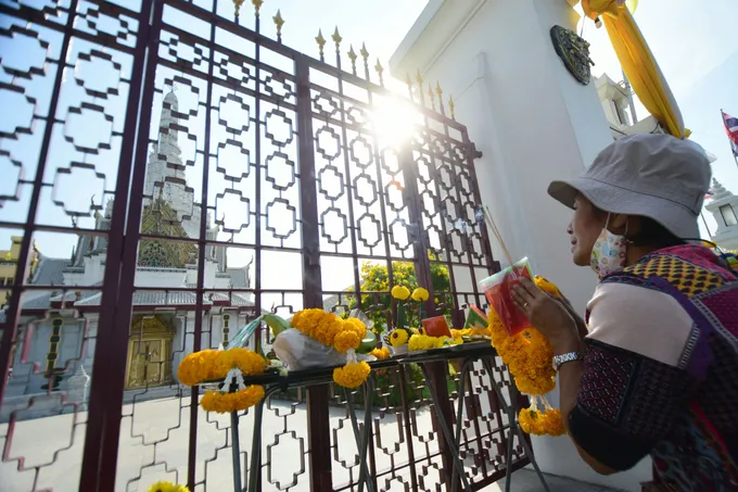 ศรัทธายังหลั่งไหล ปชช.ขอพรศาลหลักเมืองนอกรั้ว หลังสำนักพระราชวังขยายเวลาปิดถึง 28 ก.พ.ป้องกันโควิด