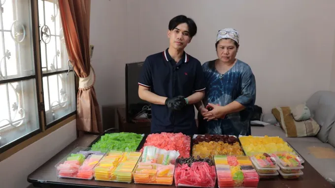 'วุ้นกรอบ'ฝีมือหนุ่มนิติศาสตร์ทำตามสัญญาที่ให้ไว้กับแม่ต่อยอดทำขนมไทยโบราณขายในพื้นที่ปะทิว
