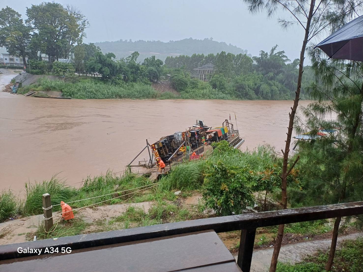 สลิงโป๊ะข้ามฟากริมแม่น้ำเมยขาด เหตุฝนตกหนักน้ำเชี่ยวแรง ชายแดน แม่สอด-เมียวดี 
