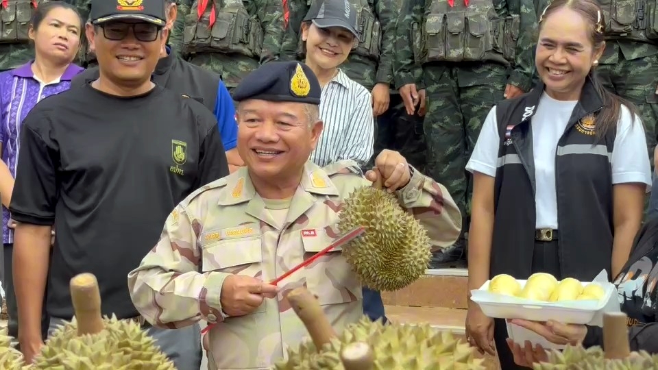 ผู้ว่าฯ สุรินทร์ มอบทุเรียน 200 กก. ให้ทหารชายแดน สร้างขวัญกำลังใจ–ดันสินค้าเกษตร