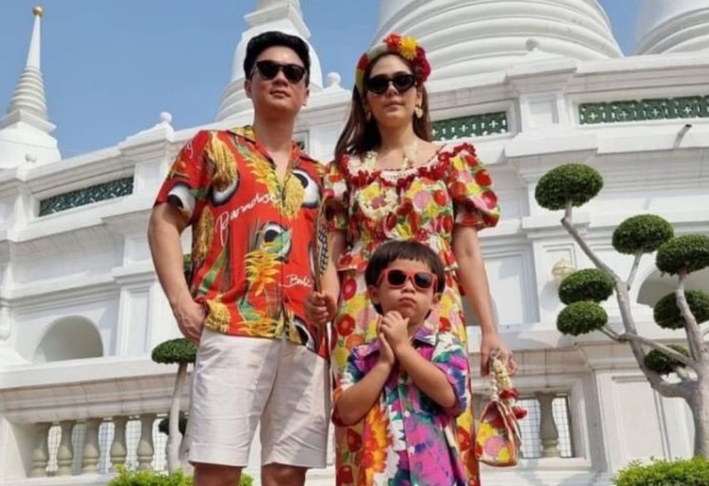 "ชมพู่ อารยา" ต้อนรับสงกรานต์ ด้วยชุดลายดอกสีสันทั้งครอบครัว