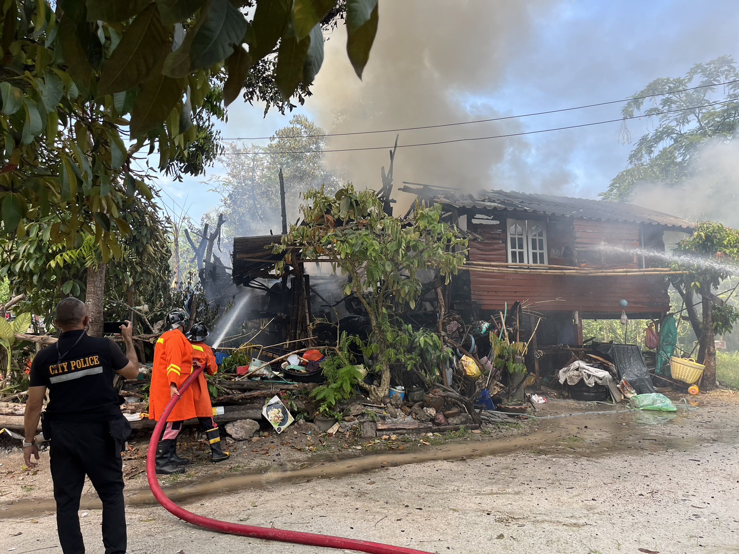 เพลิงลุกไหม้บ้านเพียง 20 นาทีวอดทั้งหลังคาดไฟฟ้าลัดวงจร