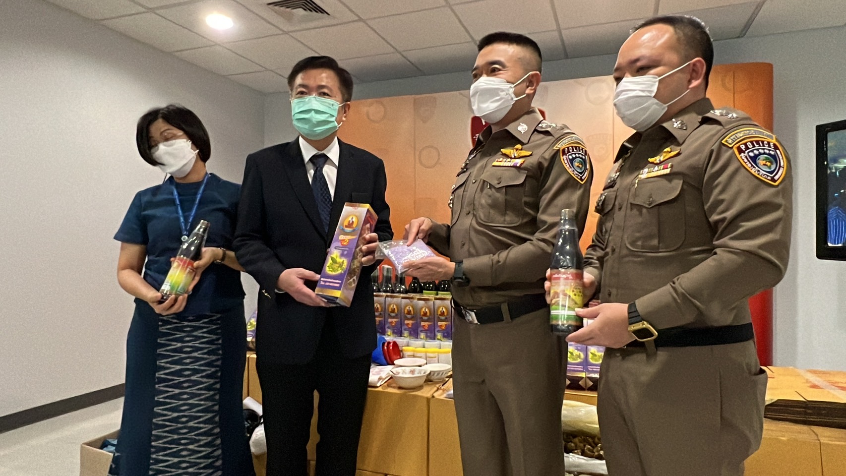 ตร.ร่วม อย. ขยายผลทลายขบวนการผลิตยาน้ำสมุนไพรเถื่อนผสมสเตียรอยด์ -​ผู้ขายยาสเตียรอยด์เถื่อน เฟส 3