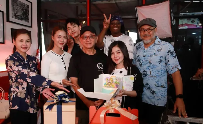“วุฒิ ชัยวุฒิ” สุดแฮปปี้ นักแสดง “นางฟ้าหมอลำ” เซอร์ไพรส์ HBD ย้อนหลังกลางกอง