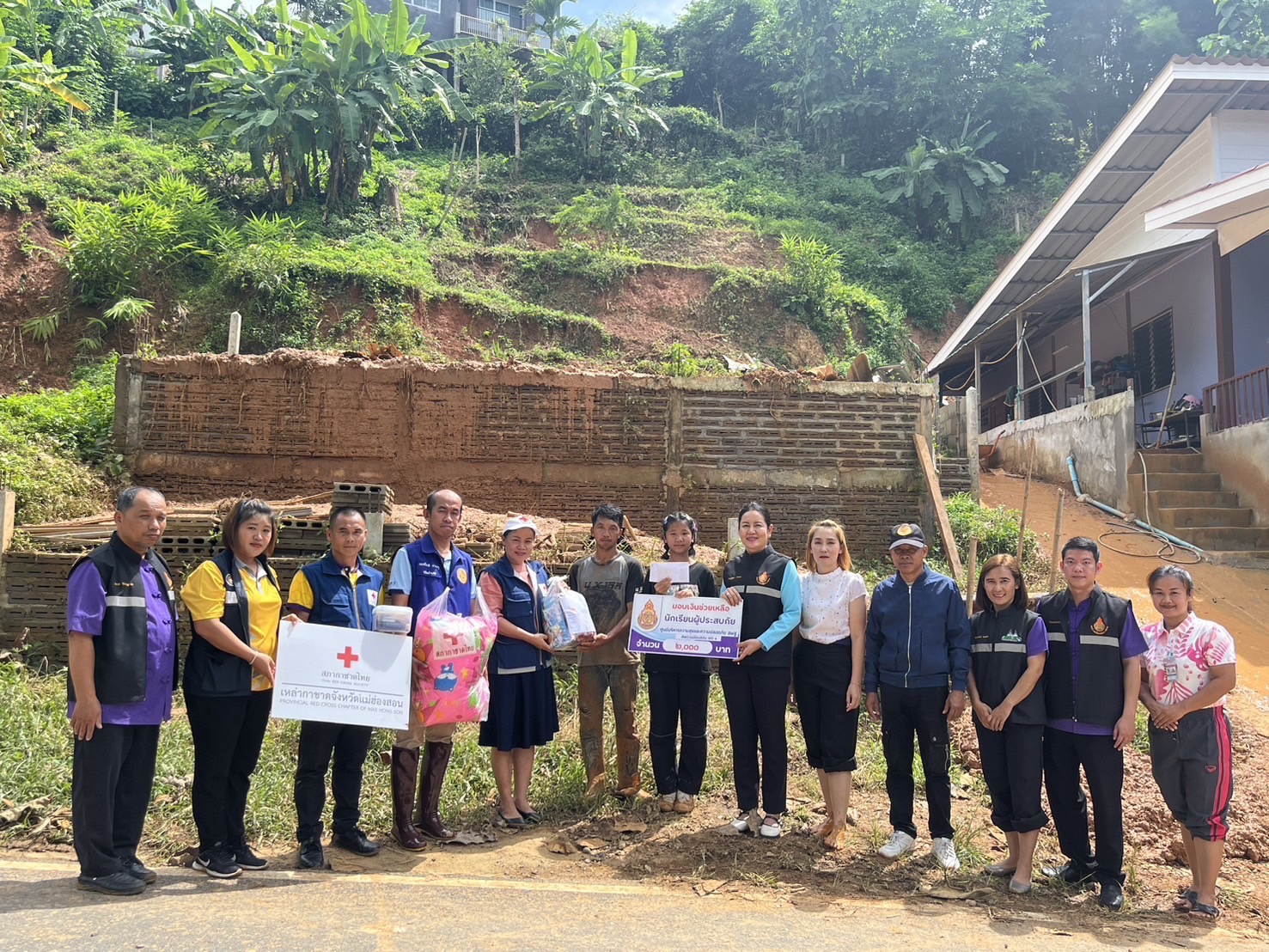 เหล่ากาชาดแม่ฮ่องสอน รุดเยี่ยมให้กำลังใจราษฎรถูกน้ำป่าไหลหลาก-ดินโคลนถล่มใส่บ้าน