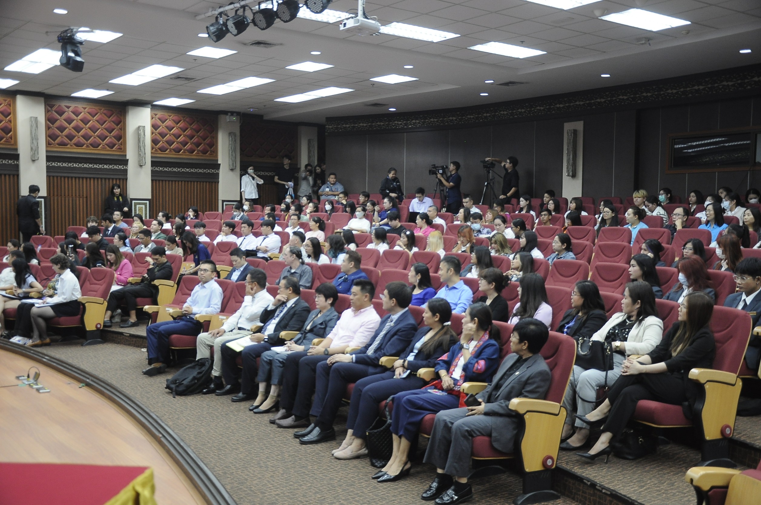 สถาบันนิด้า - ECNU เปิดเวทีดีเบตระดับนานาชาติ ในหัวข้อ ‘การพัฒนาที่ยั่งยืน’