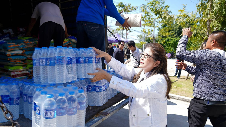 “สุดารัตน์” นำไทยสร้างไทยปล่อยคาราวานส่งเครื่องนอน–ผ้าห่ม บรรเทาทุกข์ชาวหาดใหญ่