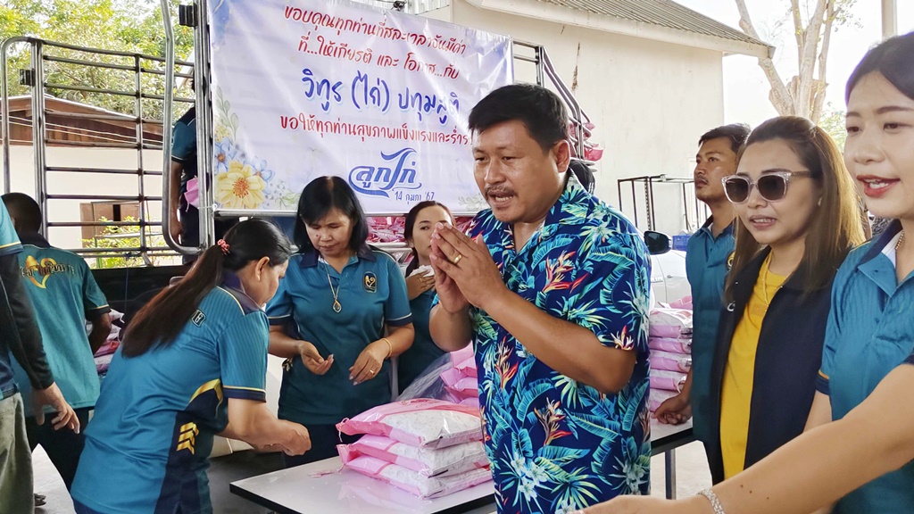"เสี่ยเจ้าของฟาร์มไก่สุพรรณฯ" ใจบุญขนข้าวสารกว่า 20 ตัน แจกชาวบ้านเดือนละครั้งทั้งตำบล