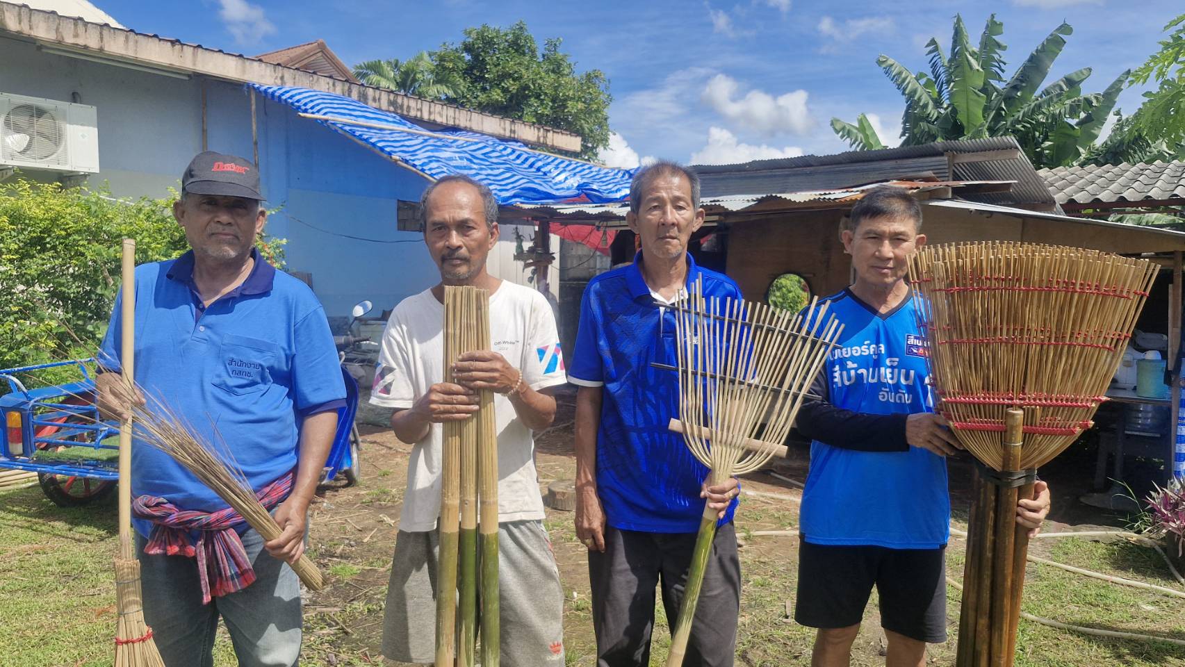 อดีตผู้รับเหมาก่อสร้างรายใหญ่ในสตูลชีวิตพลิกผันทำไม้กวาดขายสร้างรายได้ไม่ย่อท้อ