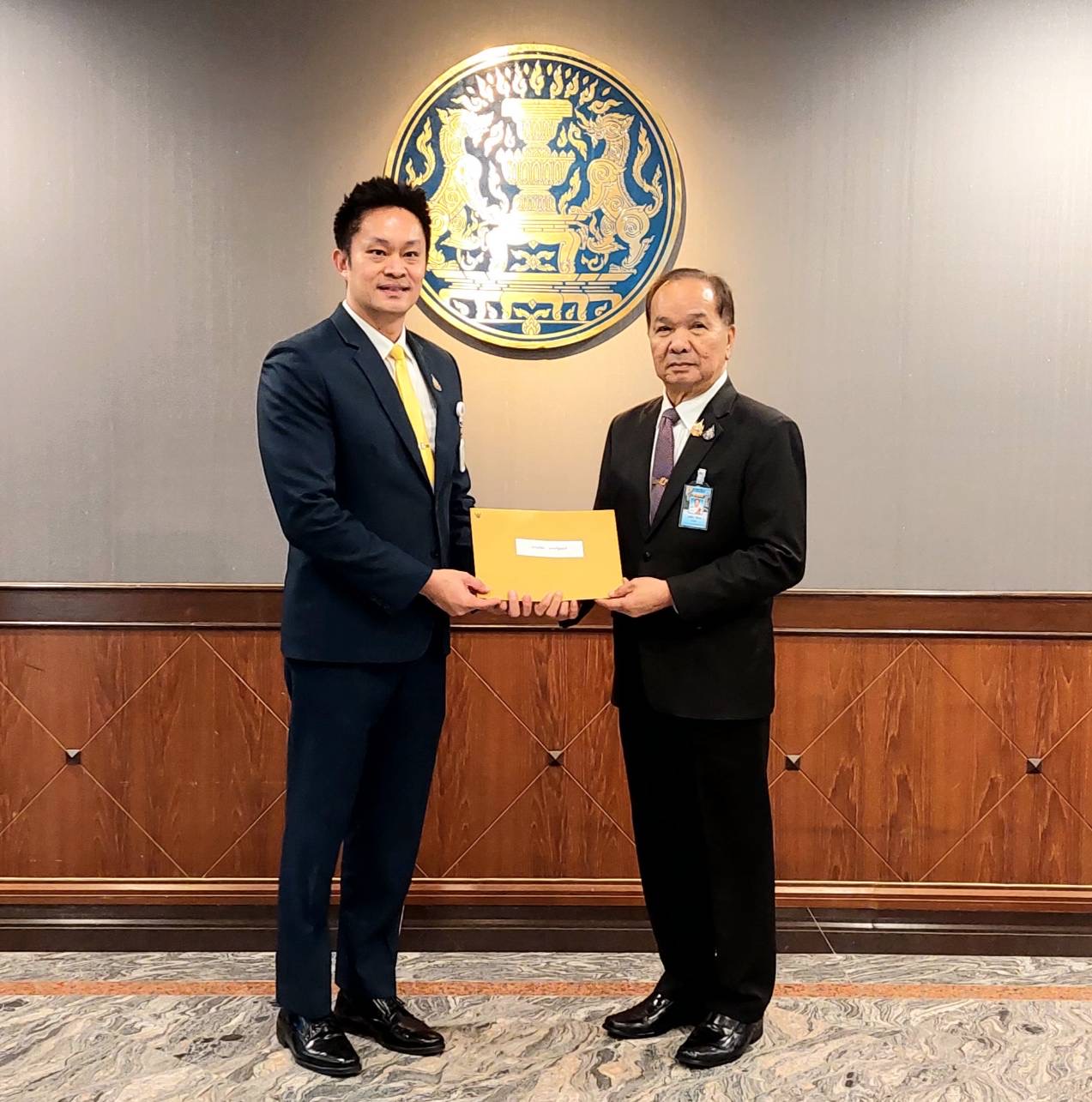 ตัวแทน "ปธ.วุฒิ" เข้าทำเนียบฯ ยื่นหนังสือถึง "นายกฯ" ขอเปิดประชุมรัฐสภา สมัยวิสามัญ ถกปัญหาชายแดนไทย-กัมพูชา