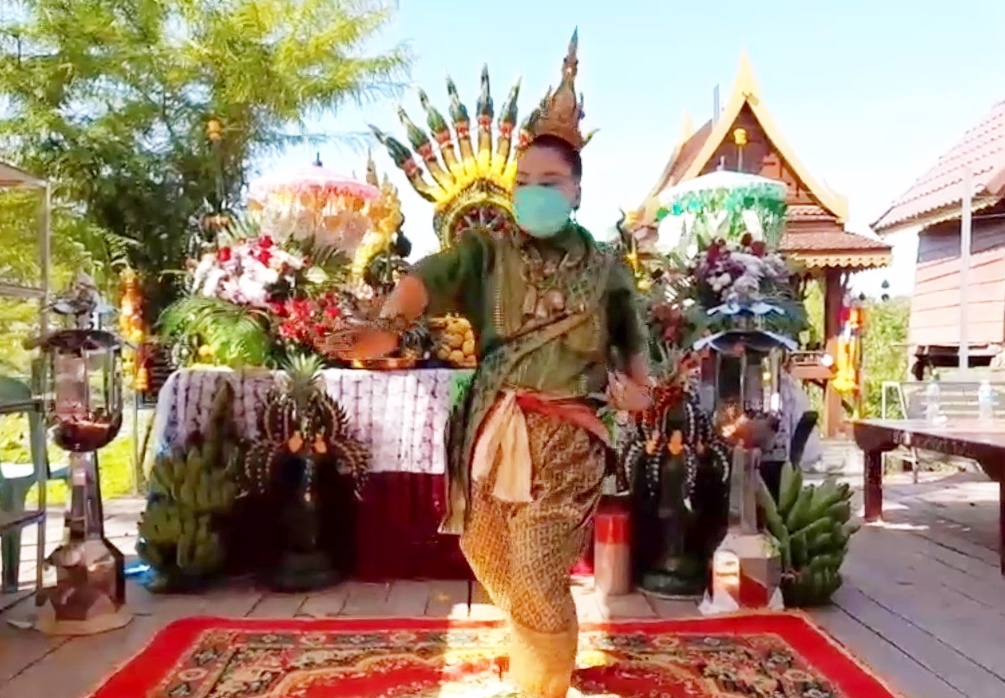 คอหวยตาลุกวาว! ส่องเลขดัง "ปู่ศรีสุทโธ" วัดคำชน  และ "นาคน้อย" รำถวายปลายนิ้วใบ้เลขเด็ด