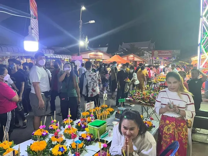 พ่อเมืองแปดริ้วควงนายกเหล่ากาชาดลอยกะทงกับ "นายกเทศบาล"         