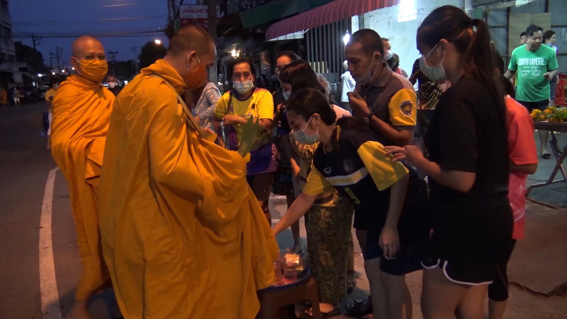 ชาวสงขลาทำบุญตักบาตรวันออกพรรษาเพื่อความเป็นสิริมงคล
