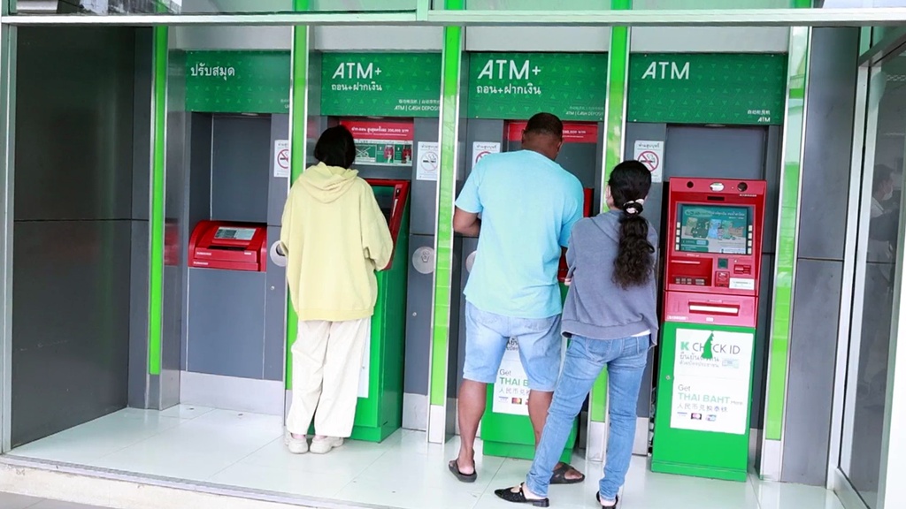 ยังไม่ไว้ใจ! "ชาวจันทบุรี" แห่ถอนเงินจาก ATM หวั่นถูกอายัดบัญชี
